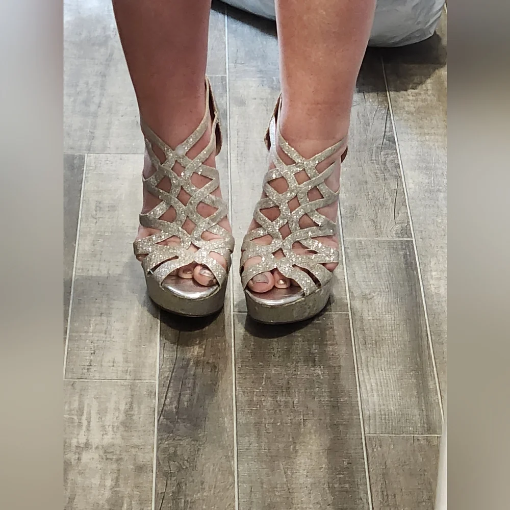 Aldo Silver Glitter Size 9 Platform Strappy Heel Caged Zip Up Vegas